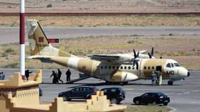 Un avion militaire arrive à l'aéroport de Ouarzazate pour secourir les spéléologues espagnols le 5 avril 2015