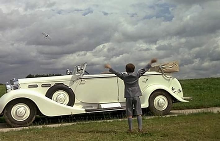 Cette scène est une des plus célèbres du film, entre l'avion de Jean-Paul Belmondo et la voiture. Cette scène est une des plus célèbres du film, entre l'avion de Jean-Paul Belmondo et la voiture.