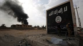 Le drapeau de Daesh peint sur un mur, dans la ville irakienne d'al-Qaim, en novembre 2017.