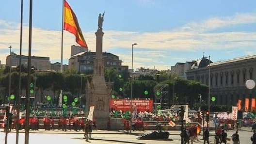 "Ils veulent ruiner le pays, il faut l'empêcher", scandent les manifestants madrilènes.