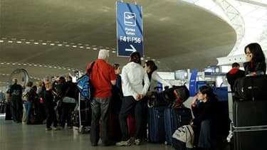 A l'aéroport de Roissy-Charles-de-Gaulle, vendredi. Le trafic aérien risque d'être encore très perturbé samedi en France, une partie des aéroports du nord du pays restant fermés à cause du nuage de cendres volcaniques venu d'Islande. /Photo prise le 16 av