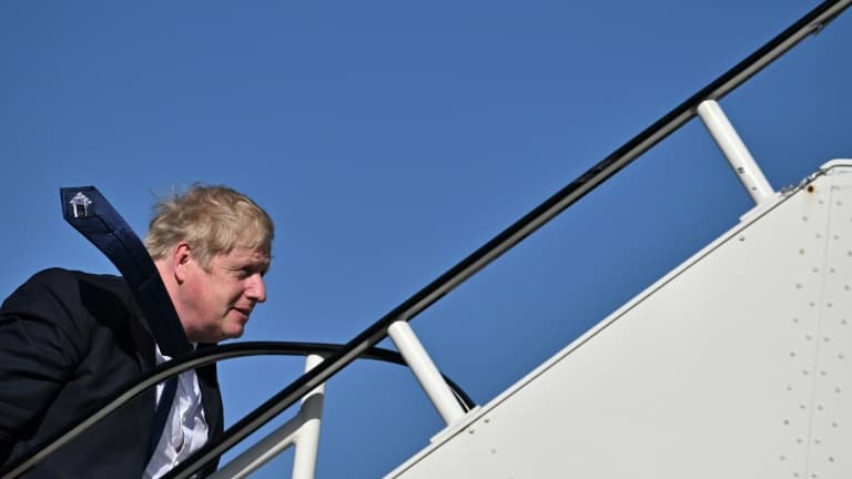Le Premier ministre britannique Boris Johnson embarquant dans un avion à l'aéroport de Stansted près de Londres, pour se rendre en Inde, le 20 avril 2022