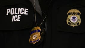 Un patch et un badge ICE sont visibles sur un agent du département de la Sécurité intérieure alors que le vice-président américain JD Vance s'exprime à Royalston Square, à Minneapolis, dans le Minnesota (États-Unis), le 22 janvier 2026.