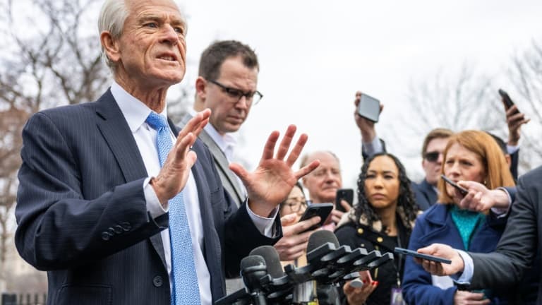 Le conseiller au commerce du président américain Donald Trump, Peter Navarro, s'adresse à la presse, le 25 février 2025 à Washington