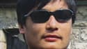 Photographie du dissident chinois Chen Guangcheng, tenue par un militant pro-démocratie à Honk Kong. L'opposant aveugle a quitté l'ambassade des Etats-Unis à Pékin "de son propre gré" rapporte l'agence officielle Chine nouvelle. Les autorités chinoises dé