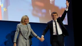 Emmanuel et Brigitte Macron le 23 avril 2017 à Paris. 