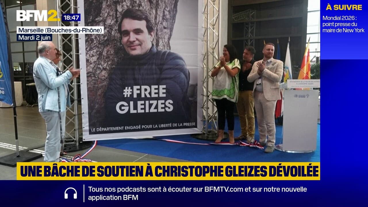 Une bâche de soutien au journaliste Christophe Gleizes, détenu en Algérie, dévoilée à Marseille