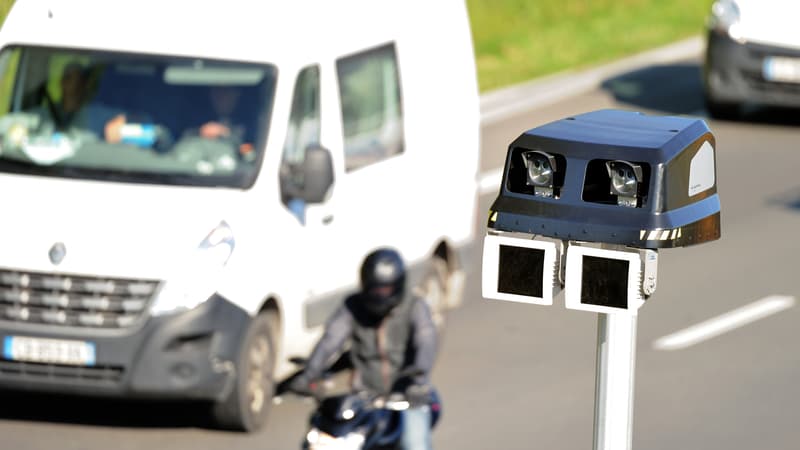 Une camionnette blanche et un radar, à Englos, le 23 juin 2014 (PHOTO D'ILLUSTRATION).