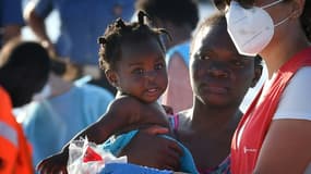 Une migrante et sa fille débarquent à Lampedusa, le 31 juillet 2020