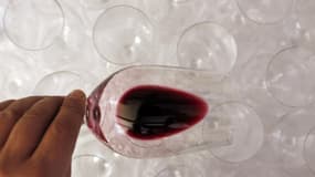 La filière viticole bordelaise est vigilante après l'annonce par la Chine, son premier client à l'exportation, d'une enquête sur les vins européens en représailles à la hausse des droits de douane européens sur les panneaux solaires chinois. /Photo d'arch