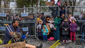 Des migrants à la frontière greco-turque près de Edirne en Turquie début mars 2020