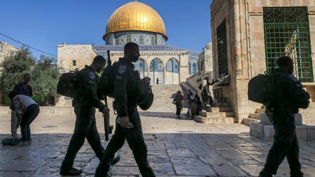 Des policiers israéliens passent devant le Dôme du Rocher sur l'esplanade des Mosquées à Jérusalem-Est, le 7 octobre 2021