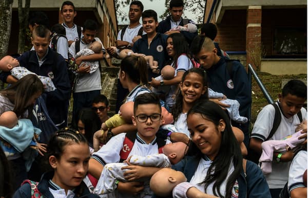 Les collégiens et leurs bébés robots Les collégiens et leurs bébés robots