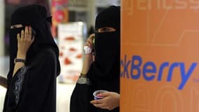 Saoudiennes voilées téléphonant à l'aide de leur BlackBerry dans un centre commercial à Ryad. Au nom de la sécurité nationale, plusieurs pays ont récemment demandé à Research in Motion (RIM), le fabricant canadien du BlackBerry, de leur permettre d'accéde