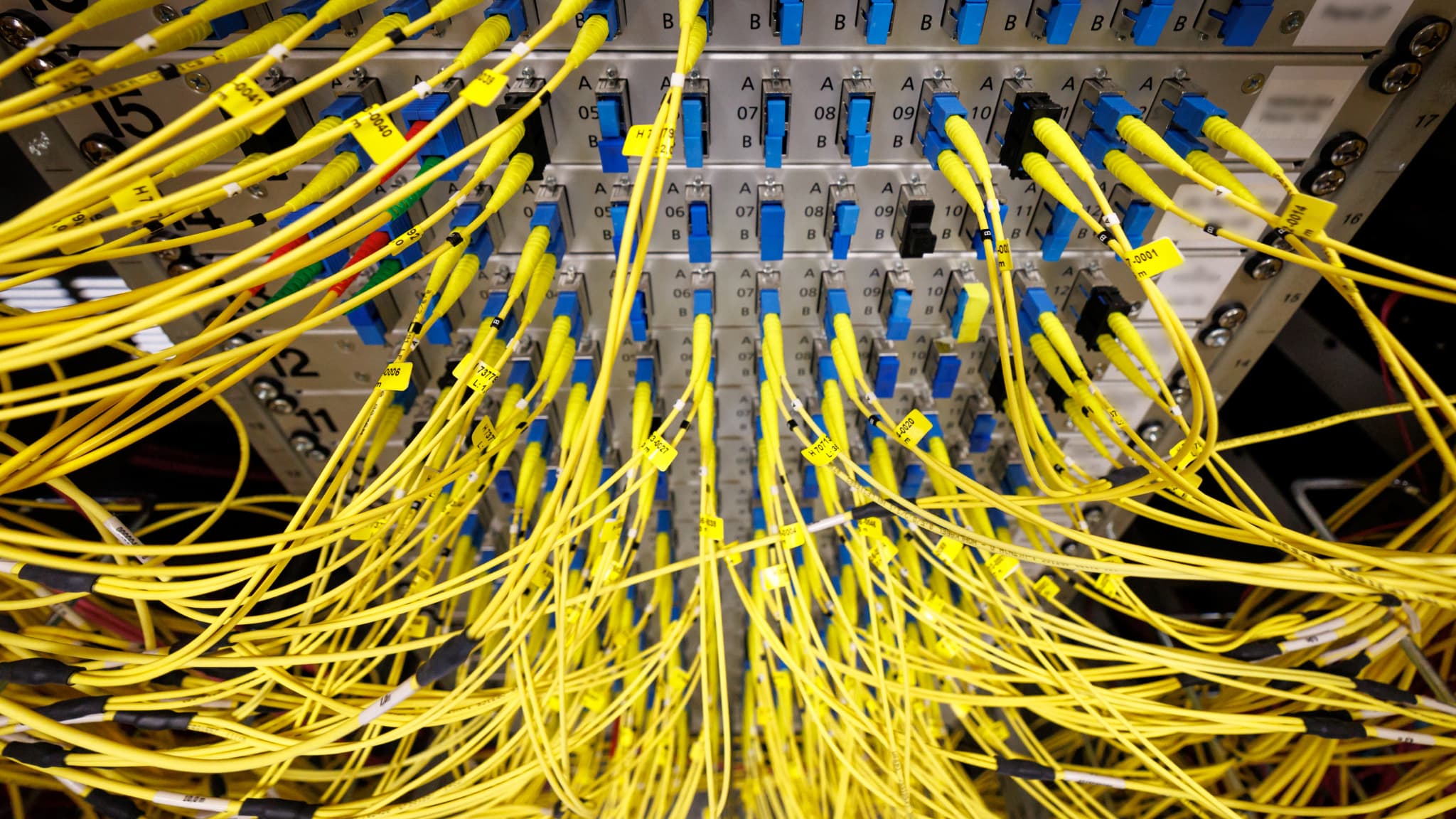 DES CÂBLES PLUS LONGS ET DES DÉBITS ÉNORMES: QU'EST-CE QUE LA FIBRE OPTIQUE À NOYAU CREUX QUE FINANCE MICROSOFT?