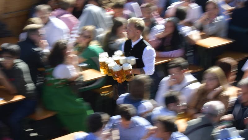 Un serveur apportant plusieurs pintes de bière au cours de l'Oktoberfest à Munich en septembre 2019.