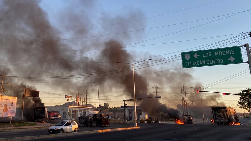 Des véhicules en feu à Culiacan, au Mexique, peu après l'arrestation d'Ovidio Guzman