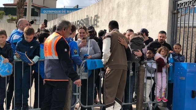 Memba salue des supporters à la Commanderie avant le Classique 