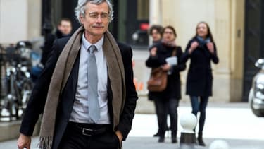Le juge Renaud Van Ruymbeke (g) quitte le palais de justice de Paris après une audience impliquant l'ancien président Nicolas Sarkozy dans un scandale de financement de campagne, le 1er avril 2015.
