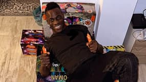 Mario Balotelli allongé sur des cartons de feux d'artifices avant le réveillon du Nouvel An, le 31 décembre 2024