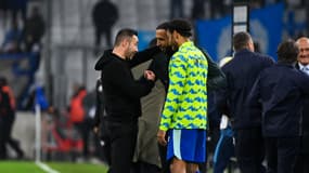Discussion entre l'entraîneur de l'OM Roberto De Zerbi, le directeur du football Medhi Benatia et l'attaquant Pierre-Emerick Aubameyang au Vélodrome, 8 novembre 2025