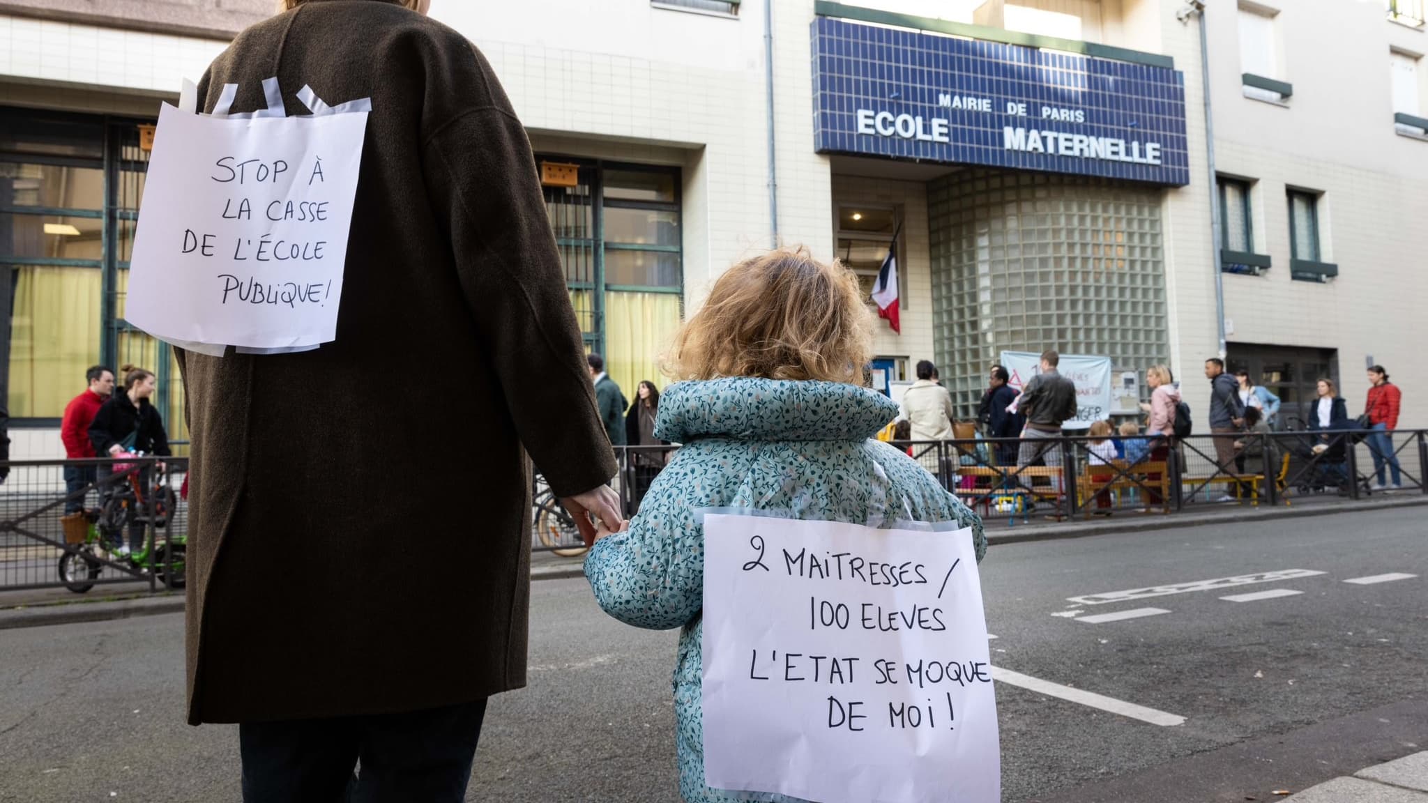 Les parents d'élèves de l'école maternelle Réunion du 20e arrondissement de Paris se sont mobilisés ce jeudi 21 mars dans la matinée et ont endossé le rôle de maître devant l'établissement. Les parents d'élèves de l'école maternelle Réunion du 20e arrondissement de Paris se sont mobilisés ce jeudi 21 mars dans la matinée et ont endossé le rôle de maître devant l'établissement.