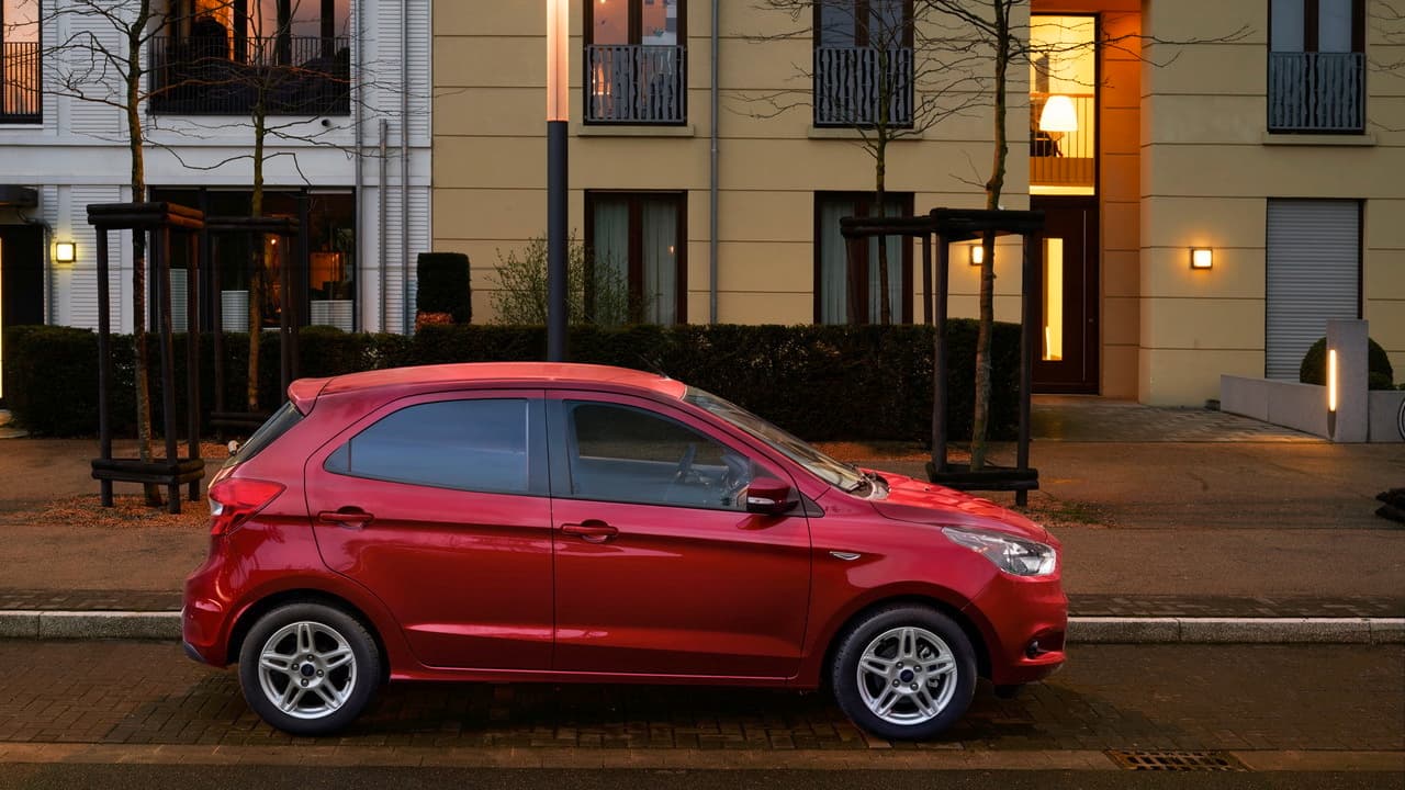 Changement de philosophie pour la Ka+ qui abandonne les mini-citadines pour coller au train de modèles plus volumineux, dont la Fiesta. Changement de philosophie pour la Ka+ qui abandonne les mini-citadines pour coller au train de modèles plus volumineux, dont la Fiesta.