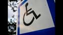Garé sur un place handicapé, il écope d'une amende malgré sa carte d'invalidité: comment contester?