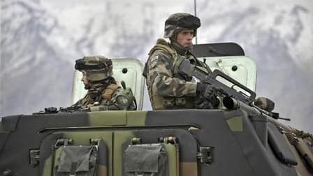 Soldats français patrouillant dans la vallée de Kapisa. Le chef d'état-major des armées Edouard Guillaud, chargé d'une rapide mission d'évaluation du dispositif français en Afghanistan après la mort de six soldats à la mi-juillet, a déclaré que la France