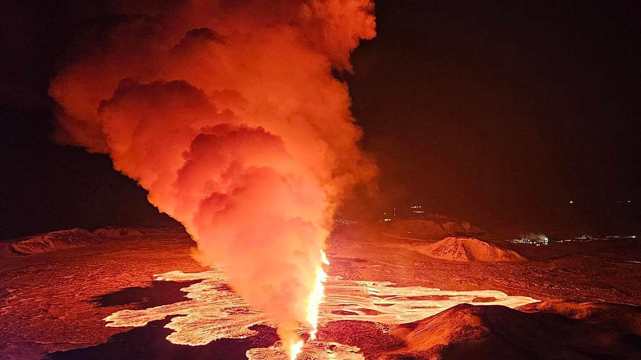 De la fumée et de la lave sortent d'une nouvelle fissure lors d'une éruption volcanique à la périphérie de la ville évacuée de Grindavik, dans l'ouest de l'Islande, le 8 février 2024. De la fumée et de la lave sortent d'une nouvelle fissure lors d'une éruption volcanique à la périphérie de la ville évacuée de Grindavik, dans l'ouest de l'Islande, le 8 février 2024.
