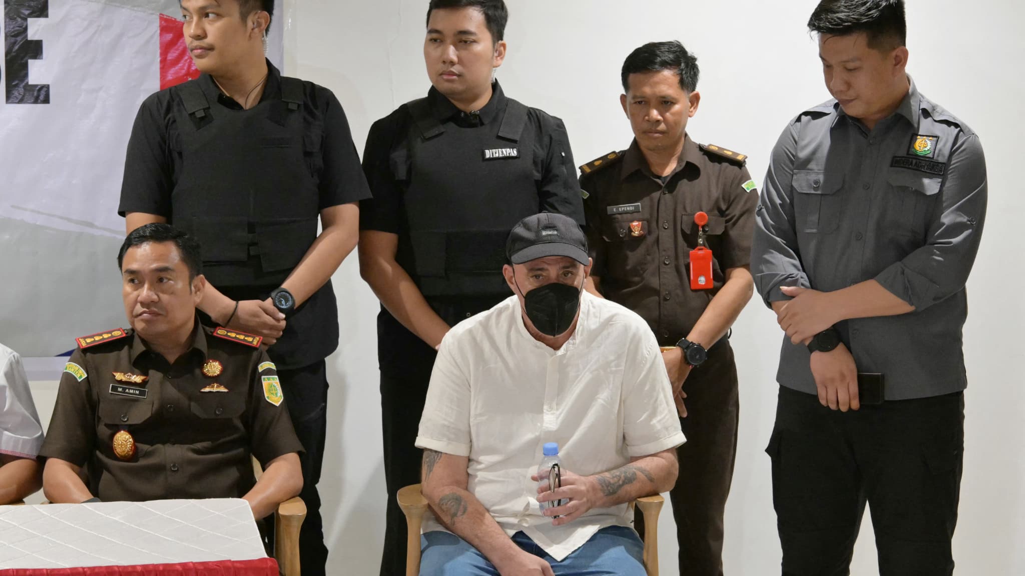 Serge Atlaoui, condamné à mort en Indonésie depuis 2007 pour des infractions liées à la drogue, assiste à une conférence de presse à l'aéroport international Soekarno-Hatta de Jakarta, à Tangerang, après avoir quitté la prison de Salemba en vue de son rapatriement en France, le 4 février 2025. Serge Atlaoui, condamné à mort en Indonésie depuis 2007 pour des infractions liées à la drogue, assiste à une conférence de presse à l'aéroport international Soekarno-Hatta de Jakarta, à Tangerang, après avoir quitté la prison de Salemba en vue de son rapatriement en France, le 4 février 2025.