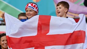 Deux enfants supporters de l'Angleterre, à Wembley le 7 juillet 2021