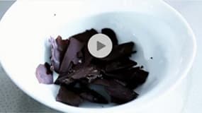 Faire de beaux copeaux de chocolat : découvrez la technique du chef ! (vidéo)