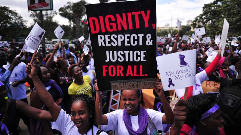 Des Kényanes manifestent pour réclamer justice après l'agression sexuelle d'une femme à un arrêt de bus au début du mois de novembre.