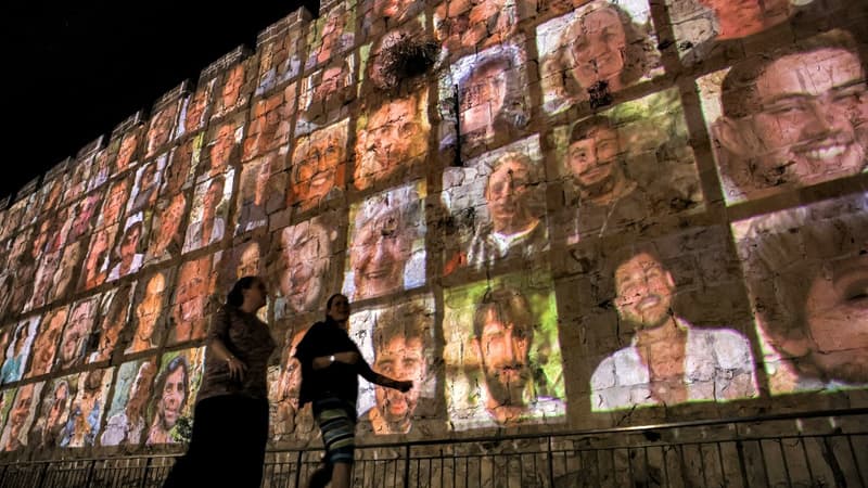 Des photos des victimes du 7 octobre 2023 projetées sur le mur des Lamentations, le 6 novembre 2023. 