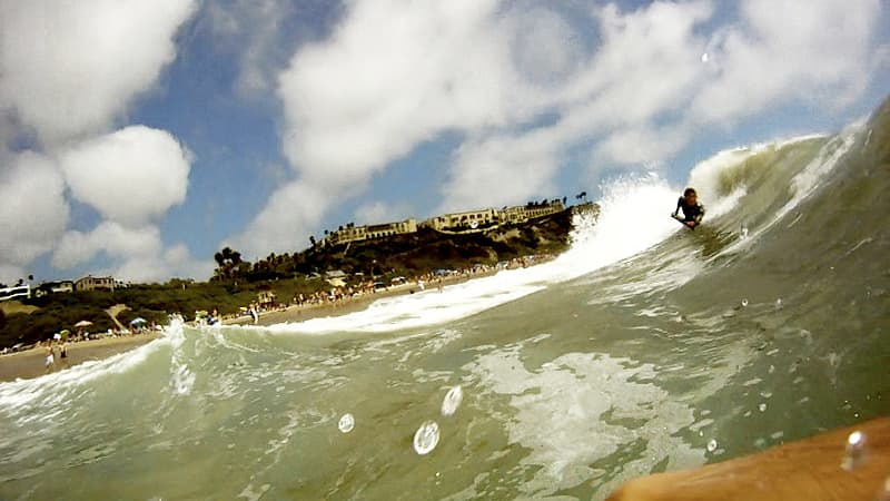 Nick Woodman, jeune chômeur américain passionné de surf, qui rêve de filmer ses exploits dans l'eau, imagine la GoPro en 2001. 
