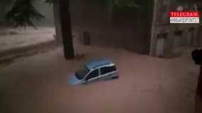 Une voiture prise au piège par la montée des eaux dans la région des Marches en Italie
