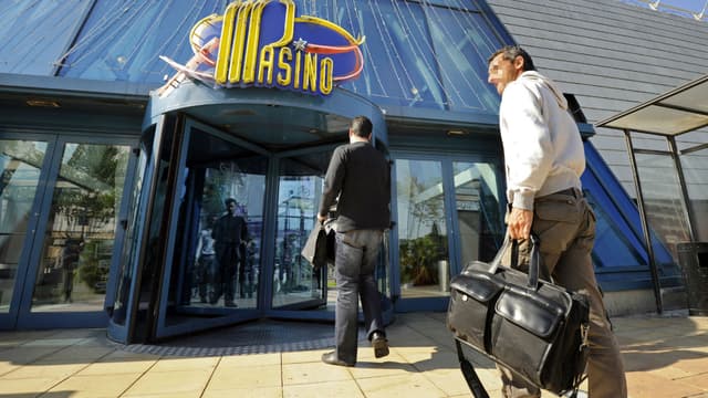 Des enquêteurs de la police, le 18 avril 2011 au Casino Partouche d'Aix-en-Provence, à la suite d'une attaque de l'établissement