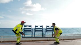 Des employés municipaux retirent les chaises bleues de la Promenade des Anglais, le 12 novembre 2020 à Nice.