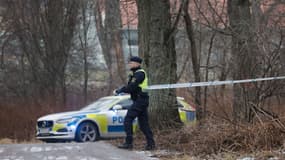 Un policier boucle une zone près de l'école Risbergska à Orebro, en Suède, le 4 février 2025, après avoir été informé d'un crime violent grave. 
