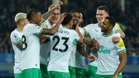Alexander Isak félicité par ses coéquipiers de Newcastle, à Liverpool le 27 avril 2023