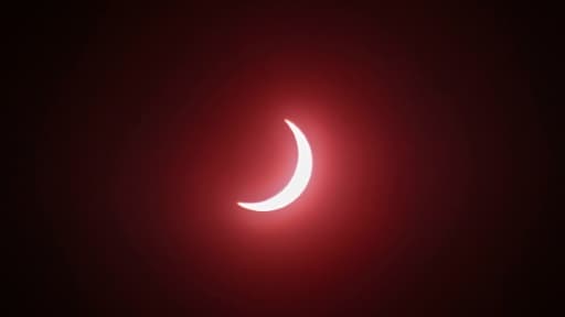 La lune passe devant le soleil pendant une éclipse totale vue à Surabaya dans l'est de l'île de Java en Indonésie le 9 mars 2016 La lune passe devant le soleil pendant une éclipse totale vue à Surabaya dans l'est de l'île de Java en Indonésie le 9 mars 2016