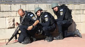 Des membres des forces armées israéliennes, alors que retentissent des sirènes, à Ashkelon, en Israël, le 7 octobre 2023
