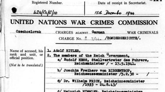 Document montrant une incrimination pour crimes de guerre contre Hitler et d'autres responsables nazis. Document montrant une incrimination pour crimes de guerre contre Hitler et d'autres responsables nazis.
