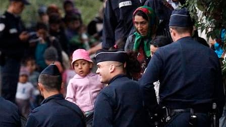 Une circulaire signée par le directeur du cabinet du ministre de l’Intérieur début août, qui demande aux préfets d'évacuer en priorité les campements illicites de Roms, pourrait bien embarrasser le gouvernement.