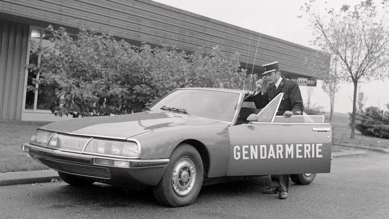 Une Citroën SM dans la gendarmerie nationale.