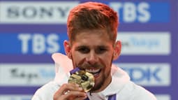 Jimmy Gressier avec sa médaille d'or mondiale du 10.000 mètres - le 15/09/2025