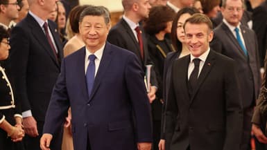 Le président chinois Xi Jinping et le président français Emmanuel Macron à Pékin (Chine), le 4 décembre 2025.