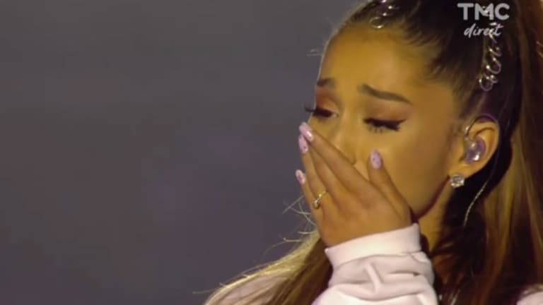 Ariana Grande saisie par l'émotion à la fin de son concert à Manchester, le 4 juin 2017