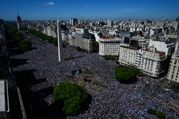 La foule qui attend les champions du monde dans le centre de Buenos Aires